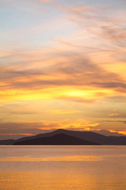 Gün batımında deniz manzarası. Sahildeki deniz feneri. Deniz kenti Turgutreis ve muhteşem gün batımları