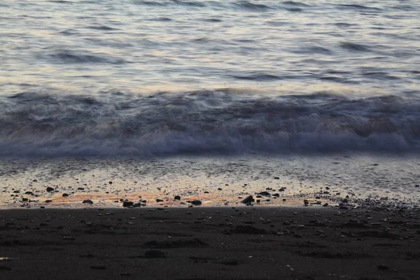 背景海 海の波に乗る 海の波 海の波 海の岸に海の波 海の泡波の背景 海にログオン — ストック写真