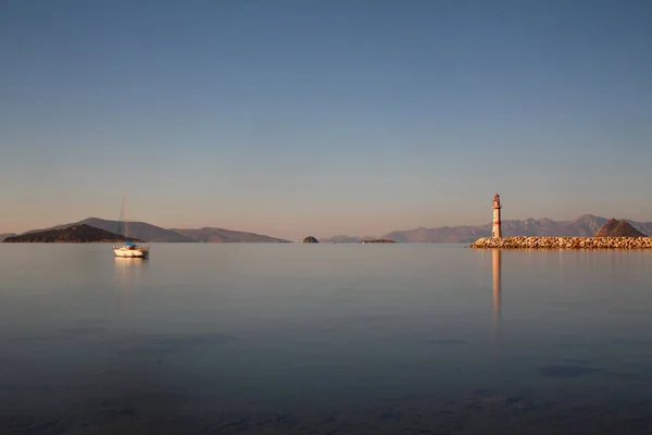 Paisaje Marino Atardecer Faro Costa Ciudad Costera Turgutreis Espectaculares Puestas —  Fotos de Stock