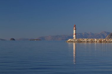 Gün batımında deniz manzarası. Sahildeki deniz feneri. Deniz kenti Turgutreis ve muhteşem gün batımları