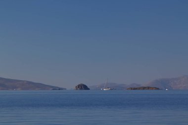 Gün batımında deniz manzarası. Sahildeki deniz feneri. Deniz kenti Turgutreis ve muhteşem gün batımları