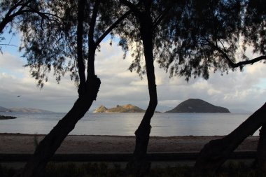 Gün batımında deniz manzarası. Sahildeki deniz feneri. Deniz kenti Turgutreis ve muhteşem gün batımları