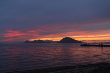 Gün batımında deniz manzarası. Sahildeki deniz feneri. Deniz kenti Turgutreis ve muhteşem gün batımları