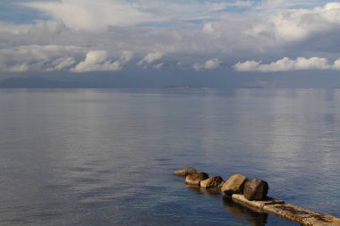Gün batımında deniz manzarası. Sahildeki deniz feneri. Deniz kenti Turgutreis ve muhteşem gün batımları