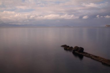Gün batımında deniz manzarası. Sahildeki deniz feneri. Deniz kenti Turgutreis ve muhteşem gün batımları