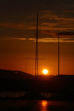 Gün batımında deniz manzarası. Sahildeki deniz feneri. Deniz kenti Turgutreis ve muhteşem gün batımları