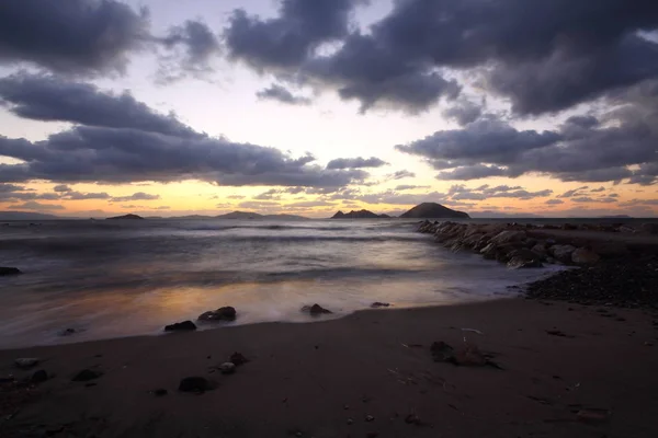 Gün batımında deniz manzarası. Sahildeki deniz feneri. Deniz kenti Turgutreis ve muhteşem gün batımları