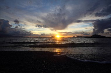 Gün batımında deniz manzarası. Sahildeki deniz feneri. Deniz kenti Turgutreis ve muhteşem gün batımları