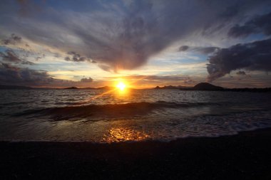 Gün batımında deniz manzarası. Sahildeki deniz feneri. Deniz kenti Turgutreis ve muhteşem gün batımları
