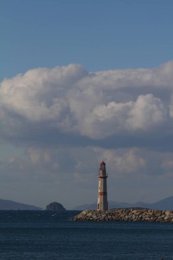 Gün batımında deniz manzarası. Sahildeki deniz feneri. Deniz kenti Turgutreis ve muhteşem gün batımları