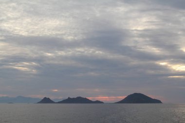 Gün batımında deniz manzarası. Sahildeki deniz feneri. Deniz kenti Turgutreis ve muhteşem gün batımları