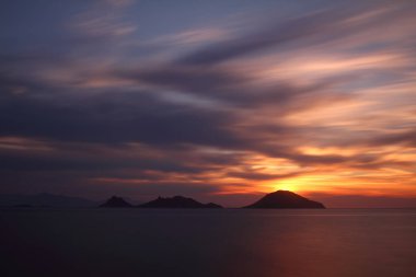 Gün batımında deniz manzarası. Sahildeki deniz feneri. Deniz kenti Turgutreis ve muhteşem gün batımları