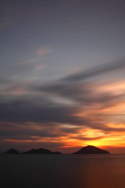 Gün batımında deniz manzarası. Sahildeki deniz feneri. Deniz kenti Turgutreis ve muhteşem gün batımları