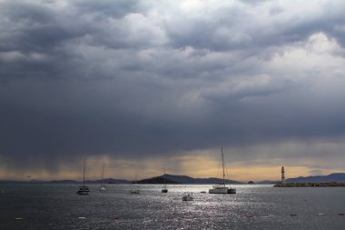 Okyanusun üzerinde şiddetli, fırtına bulutları, bir fırtınanın gelişini müjdele. Okyanus suyunda güzel aydınlatılmış kara bulutlar ve yansımalar. Bodrum, Türkiye