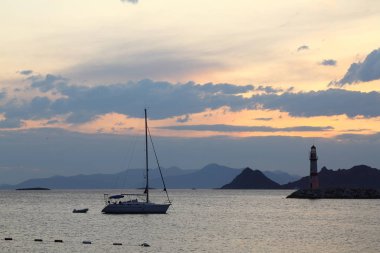 Okyanusun üzerinde şiddetli, fırtına bulutları, bir fırtınanın gelişini müjdele. Okyanus suyunda güzel aydınlatılmış kara bulutlar ve yansımalar. Bodrum, Türkiye