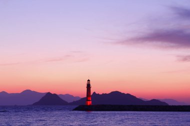 Gün batımında deniz manzarası. Sahildeki deniz feneri. Deniz kenti Turgutreis ve muhteşem gün batımları