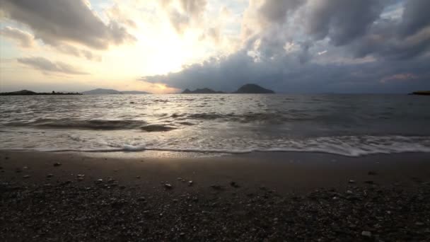 Turgutreisの海辺の町と壮大な夕日 — ストック動画