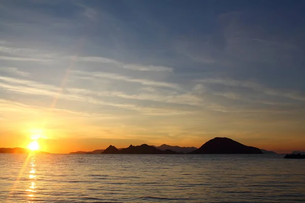 ボドルムの海辺の町と壮大な夕日 トルコのムグラ — ストック写真