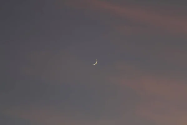 Νέα Σελήνη Στη Διάρκεια Της Ημέρας Στον Ουρανό Ημέρα Μπλε — Φωτογραφία Αρχείου