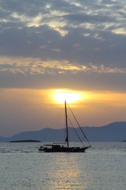 Gün batımında deniz manzarası. Deniz kenti Turgutreis ve muhteşem gün batımları