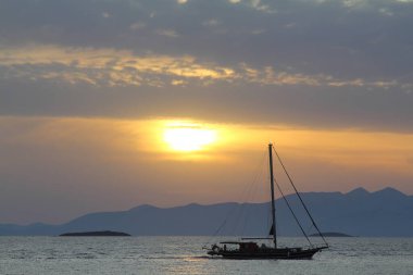Gün batımında deniz manzarası. Deniz kenti Turgutreis ve muhteşem gün batımları