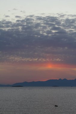 Gün batımında deniz manzarası. Deniz kenti Turgutreis ve muhteşem gün batımları