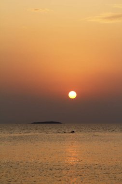 Gün batımında deniz manzarası. Sahildeki deniz feneri. Deniz kenti Turgutreis ve muhteşem gün batımları