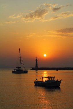 Gün batımında deniz manzarası. Sahildeki deniz feneri. Deniz kenti Turgutreis ve muhteşem gün batımları