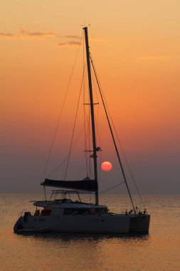Gün batımında deniz manzarası. Sahildeki deniz feneri. Deniz kenti Turgutreis ve muhteşem gün batımları