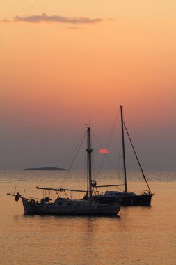 Gün batımında deniz manzarası. Sahildeki deniz feneri. Deniz kenti Turgutreis ve muhteşem gün batımları