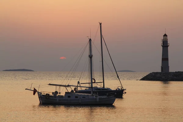 Gün batımında deniz manzarası. Sahildeki deniz feneri. Deniz kenti Turgutreis ve muhteşem gün batımları