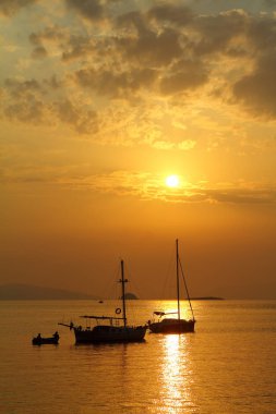 Gün batımında deniz manzarası. Deniz kenti Turgutreis ve muhteşem gün batımları