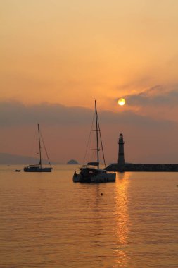 Gün batımında deniz manzarası. Sahildeki deniz feneri. Deniz kenti Turgutreis ve muhteşem gün batımları