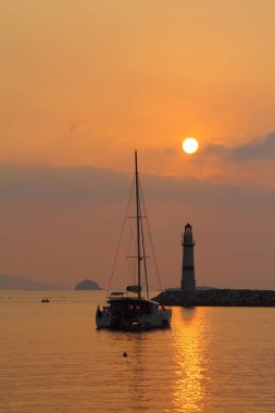 Gün batımında deniz manzarası. Sahildeki deniz feneri. Deniz kenti Turgutreis ve muhteşem gün batımları