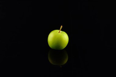 Siyah arkaplanda yeşil erikler