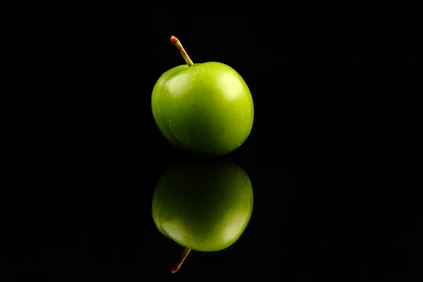 Grüne Pflaumen Auf Schwarzem Hintergrund — Stockfoto