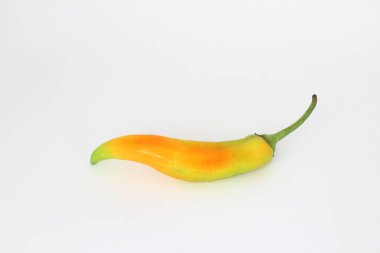 Beyaz arka planda sarı ve yeşil biber
