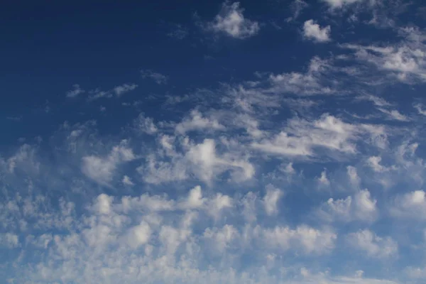 Hatalmas Kék Felhők Kék Háttér Apró Felhők Kék Panoráma Kék — Stock Fotó