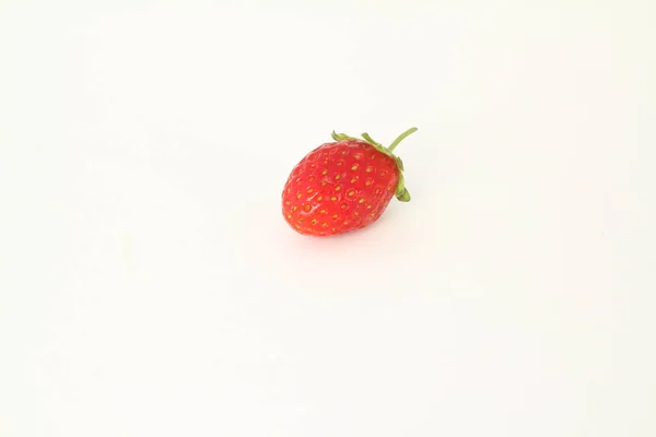 Rode Verse Aardbeien Een Witte Achtergrond Groene Bladeren Van Aardbeien — Stockfoto