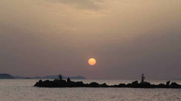 海面上的日出 海边的渔夫 — 图库视频影像