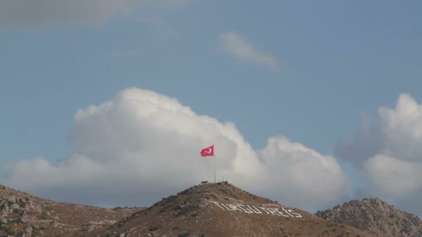 Een Turkse Vlag Bovenop Berg Tussen Wolken — Stockvideo