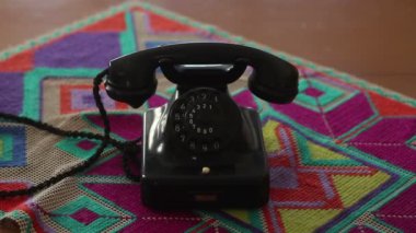 Eski telefonunu kullanırken lateks eldiven takan genç bir adamın yakın çekimi.