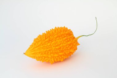 Momordica charantia beyaz arka planda izole edilmiştir. Momordica Charantia 'nın olgun meyveleri. Beyaz arka planda acı kavun ya da acı kabak olarak da bilinir.