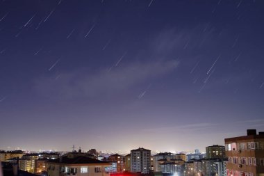 Samanyolu'nun yıldızlarının ön planda bir dağın tepesine baka. Gece gökyüzü doğa yaz manzara. Perseid Meteor Yağmuru gözlem