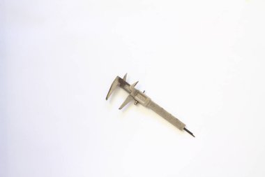  Çok eski, paslı demir kalibreler beyaz arka planda izole edilmiş..