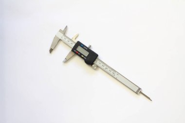 Beyaz arkaplanda dijital elektronik vernier kalibreleri izole edildi