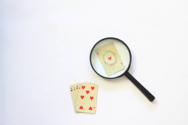 beyaz arkaplanda izole edilmiş oyun kartları. Kumar sembolü olarak masanın üzerindeki poker kartlarının büyütülmesi ve destesi.