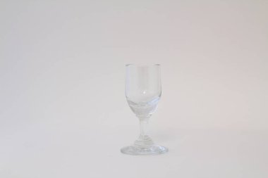 Kozmopolit kokteyli için boş şeffaf üçgen cam