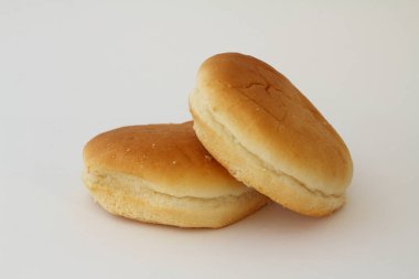 Beyaz arkaplanda izole edilmiş sarı burger ekmeği.