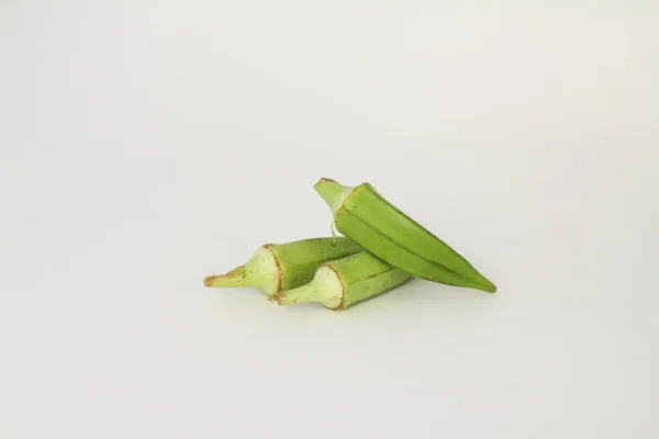 Jeune Okra Frais Coccinelle Isolé Sur Fond Blanc — Photo